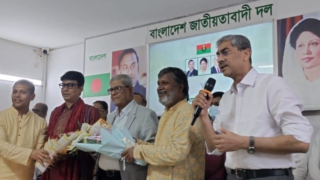 ফুল দিয়ে আনুষ্ঠানিকভাবে যোগদান  অর্ধশত হিন্দু সম্প্রদায়ের