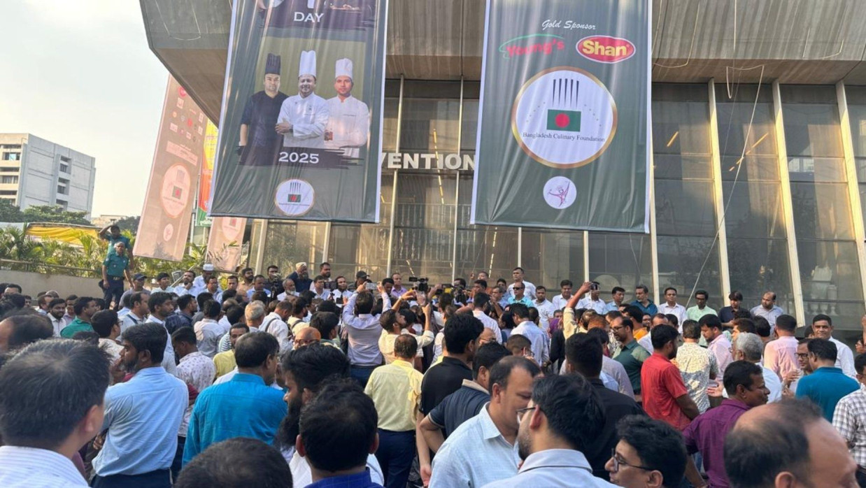 গঠিত নির্বাচন কমিশন ও ঘোষিত তফসিল বাতিলের দাবিতে বিক্ষোভ সমাবেশ করেছেন কৃষিবিদরা