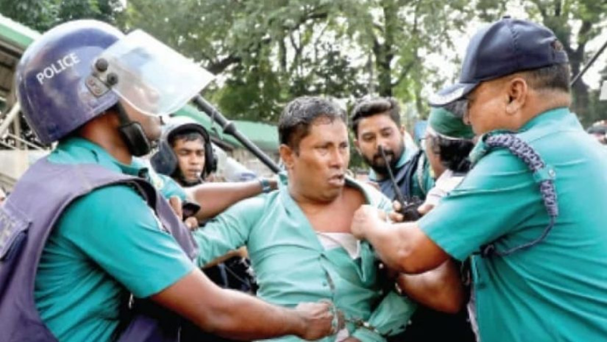 শিক্ষককে টেনে হিঁচড়ে নিয়ে যাচ্ছে পুলিশ 