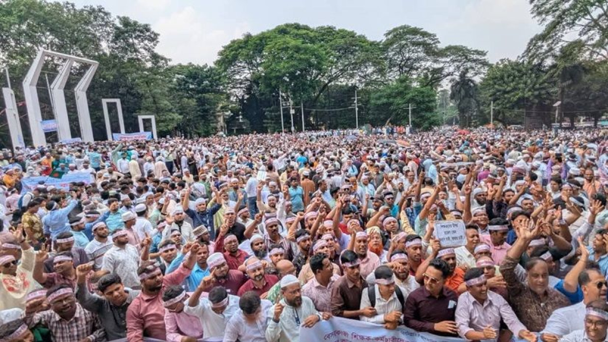 বাড়ি ভাড়া বৃদ্ধির দাবিতে কেন্দ্রীয় শহীদ মিনারে শিক্ষকদের আন্দোলন