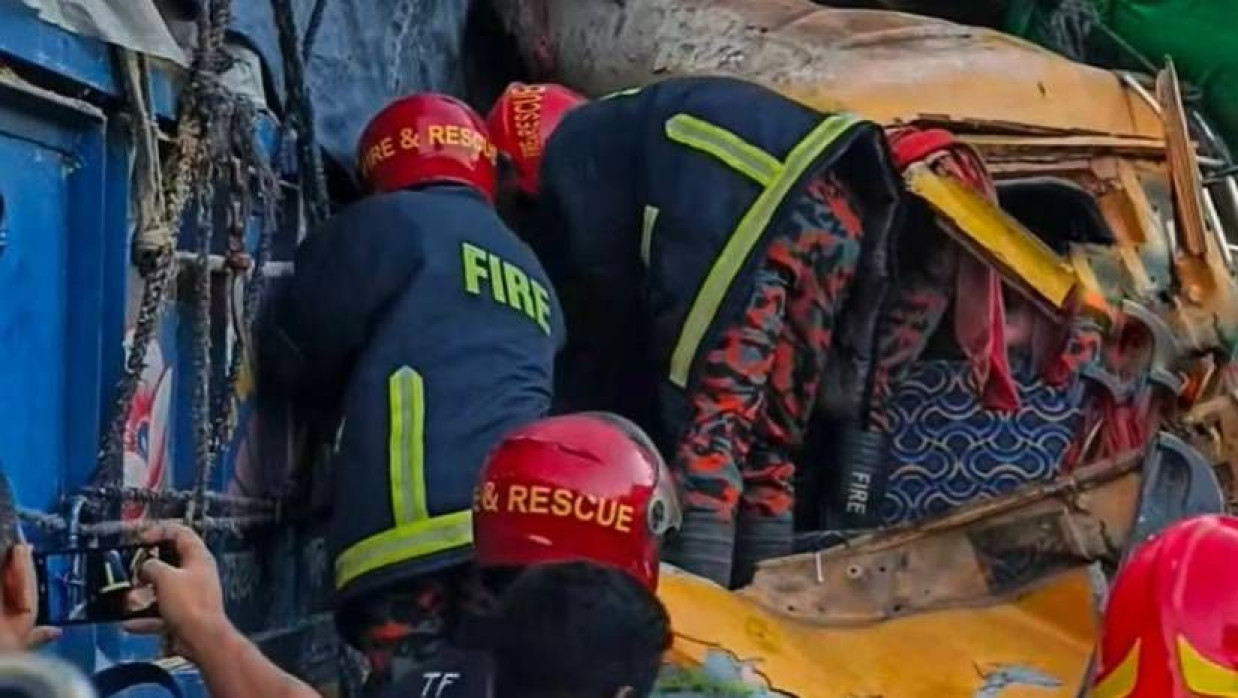 দুর্ঘটনার পর উদ্ধার কার্যক্রম চালাচ্ছেন ফায়ার সার্ভিসের সদস্যরা