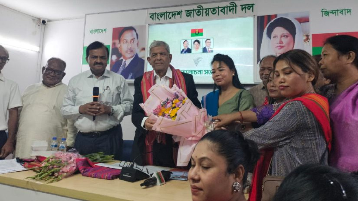 মির্জা ফখরুল ইসলাম আলমগীরের সঙ্গে ক্ষুদ্র জাতিগোষ্ঠির প্রতিনিধি দল