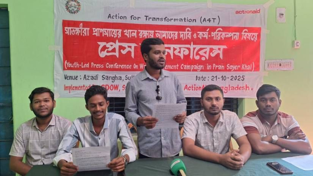 সংবাদ সম্মেলনে লিখিত বক্তব্য পাঠ করেন সাতক্ষীরা ইয়ুথ অ্যালায়েন্সের সভাপতি মুশফিকুর রহমান