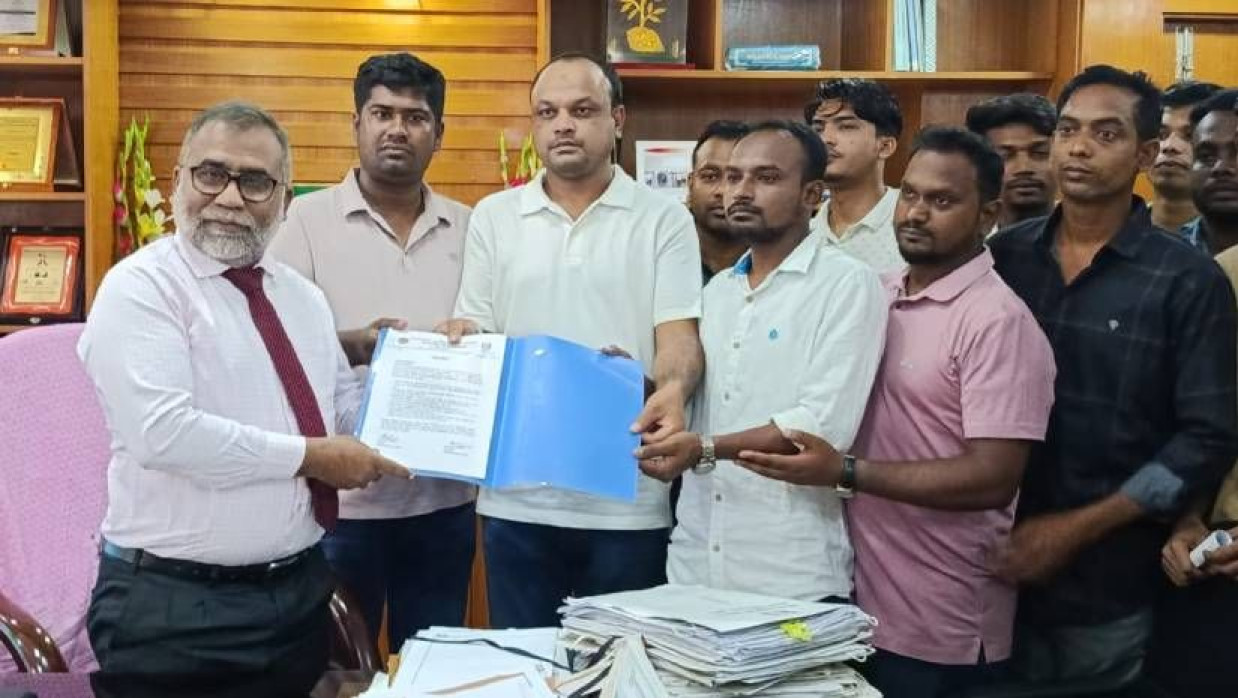 উপাচার্যকে স্মারকলিপি দিচ্ছেন ছাত্রদলের নেতাকর্মীরা