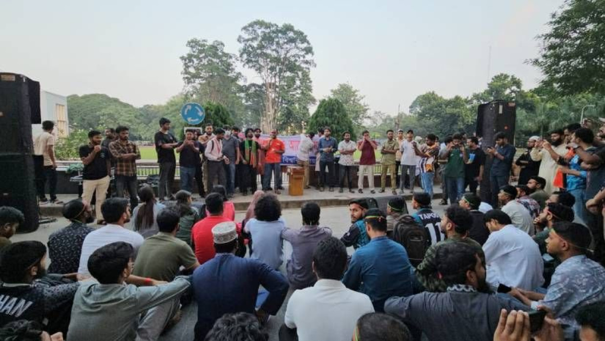 বিশ্ববিদ্যালয়ের জোহা চত্বরে ‘গণজমায়েত ও সাংস্কৃতিক আন্দোলন’ কর্মসূচি পালন করেছেন সাধারণ শিক্ষার্থীরা