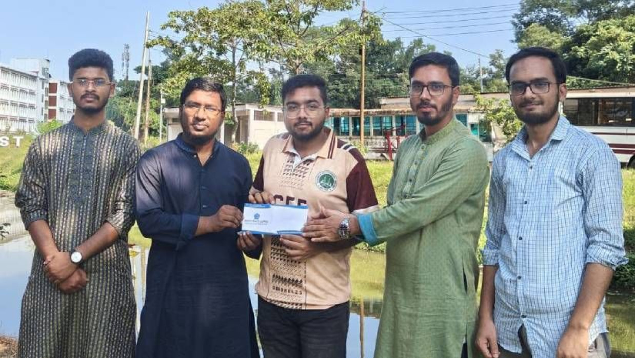 সহায়তার চেক তুলে দিচ্ছেন শাবিপ্রবি শাখা ছাত্রশিবিরের সভাপতি তারেক মনোয়ার ও সেক্রেটারি মাসুদ রানা তুহিন