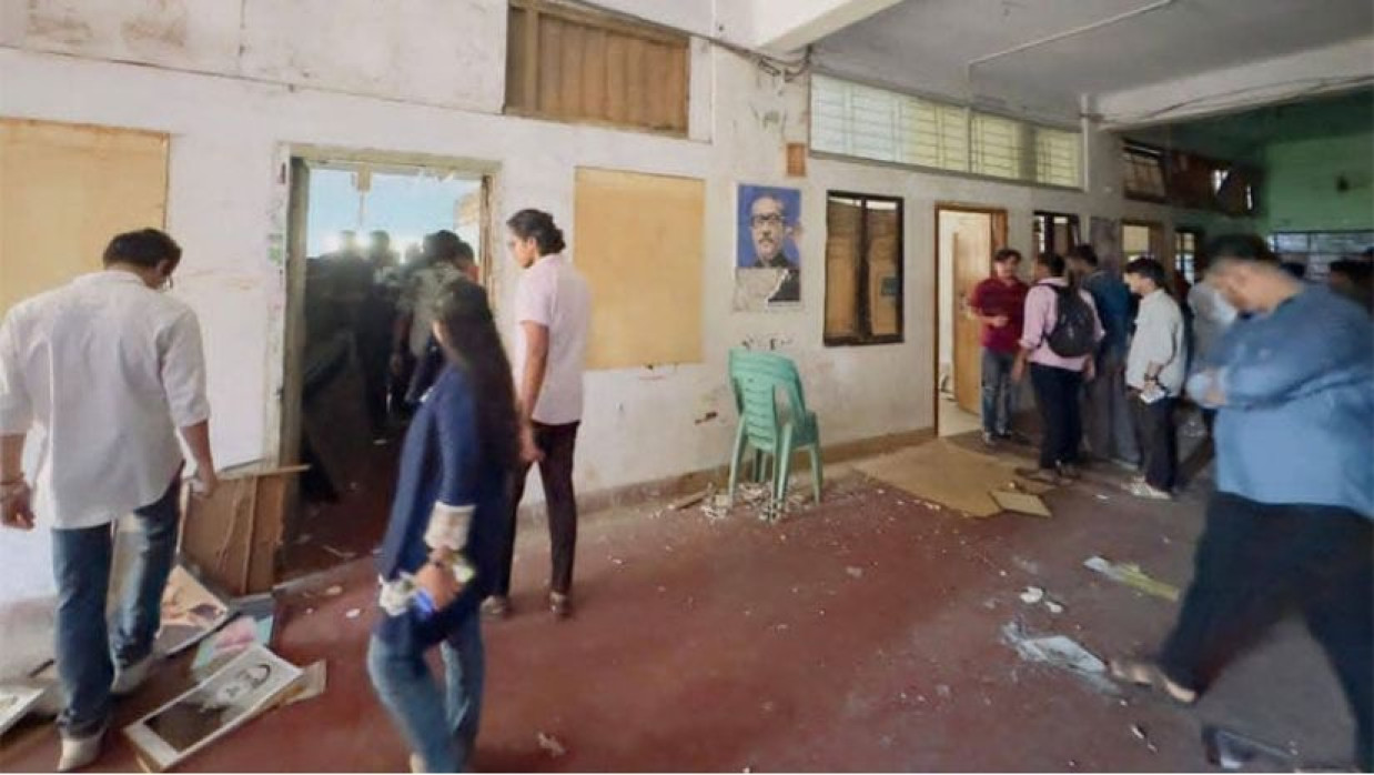 চট্টগ্রাম উত্তর জেলা আওয়ামী লীগের কার্যালয় ভাঙচুর করেন এনসিপি নেতাকর্মীরা।