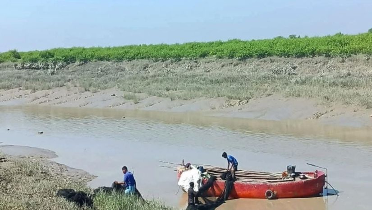 মাছ ধরার প্রস্ততি নিচ্ছে জেলেরা