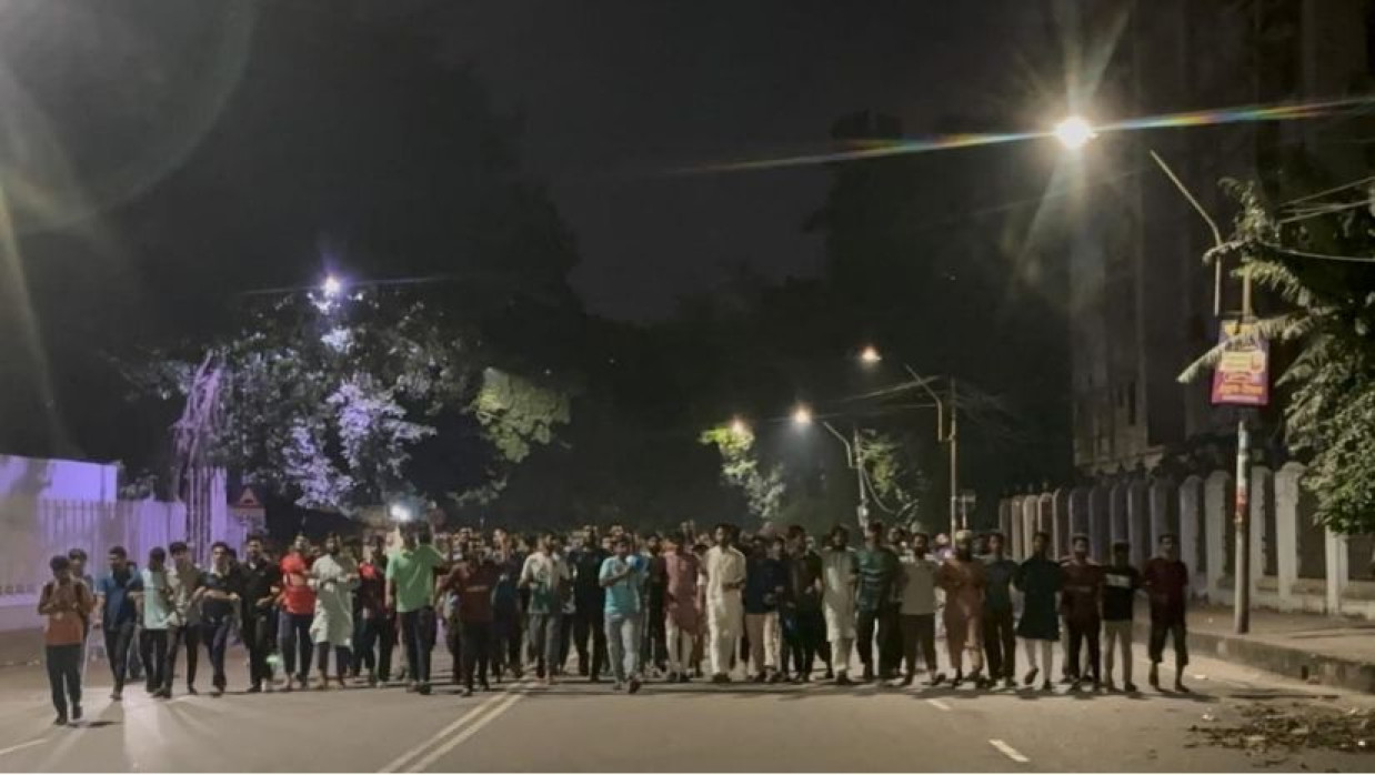 মিছিল করে ঢাকা বিশ্ববিদ্যালয়ের শিক্ষার্থীরা