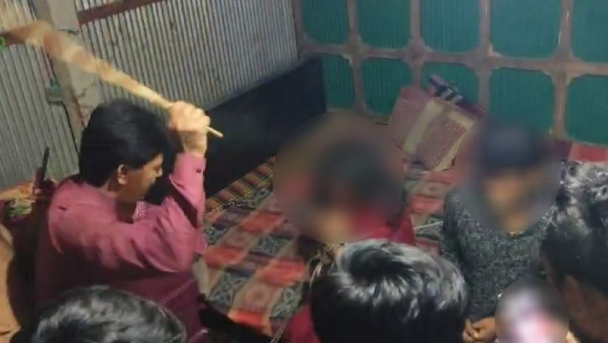 প্রবাসীর স্ত্রীকে লাঠিপেটার ভিডিও 
