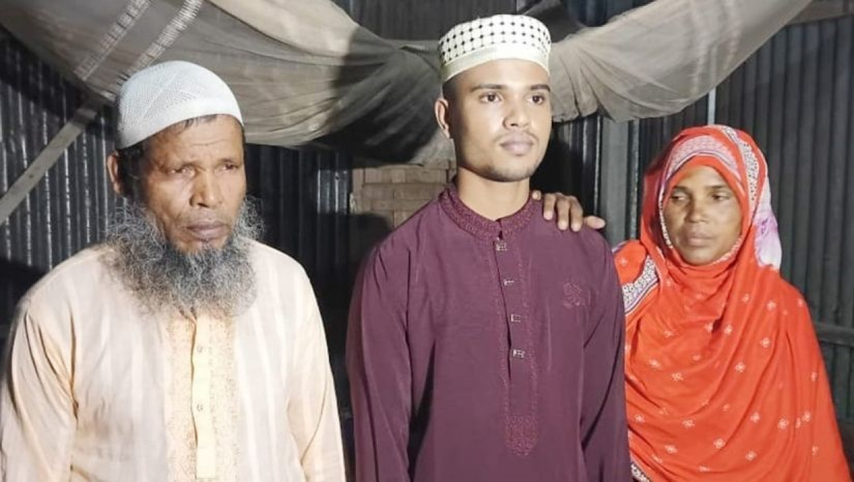 বাবা-মা এর সঙ্গে মেধাবী শিক্ষার্থী সালমান ফারসী বুলু