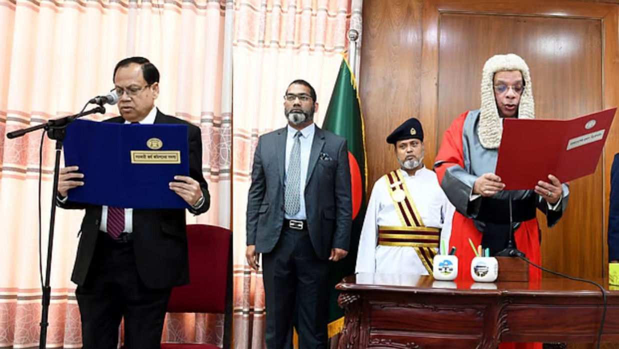 পিএসসিতে নতুন সদস্য এ কে এম আফতাব হোসেন প্রামাণিককে শপথ পড়াচ্ছেন প্রধান বিচারপতি সৈয়দ রেফাত আহমেদ