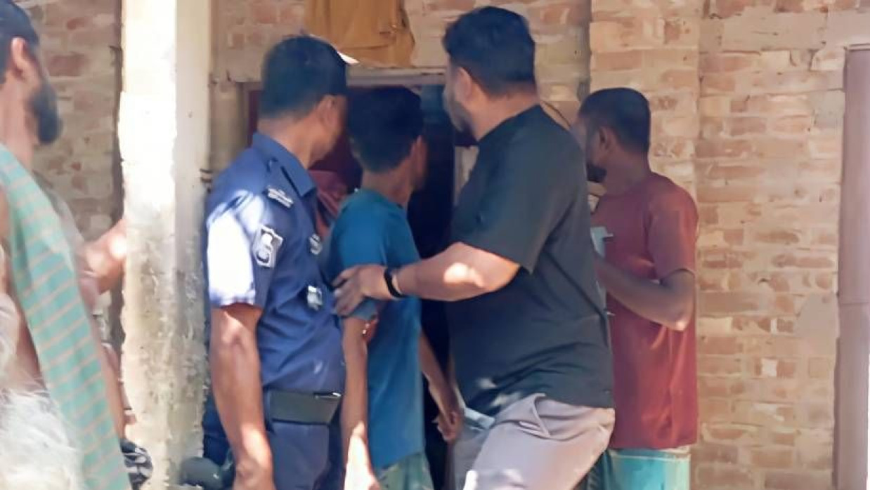 ঘটনাস্থলে পরিস্থিতি নিয়ন্ত্রণে পুলিশ