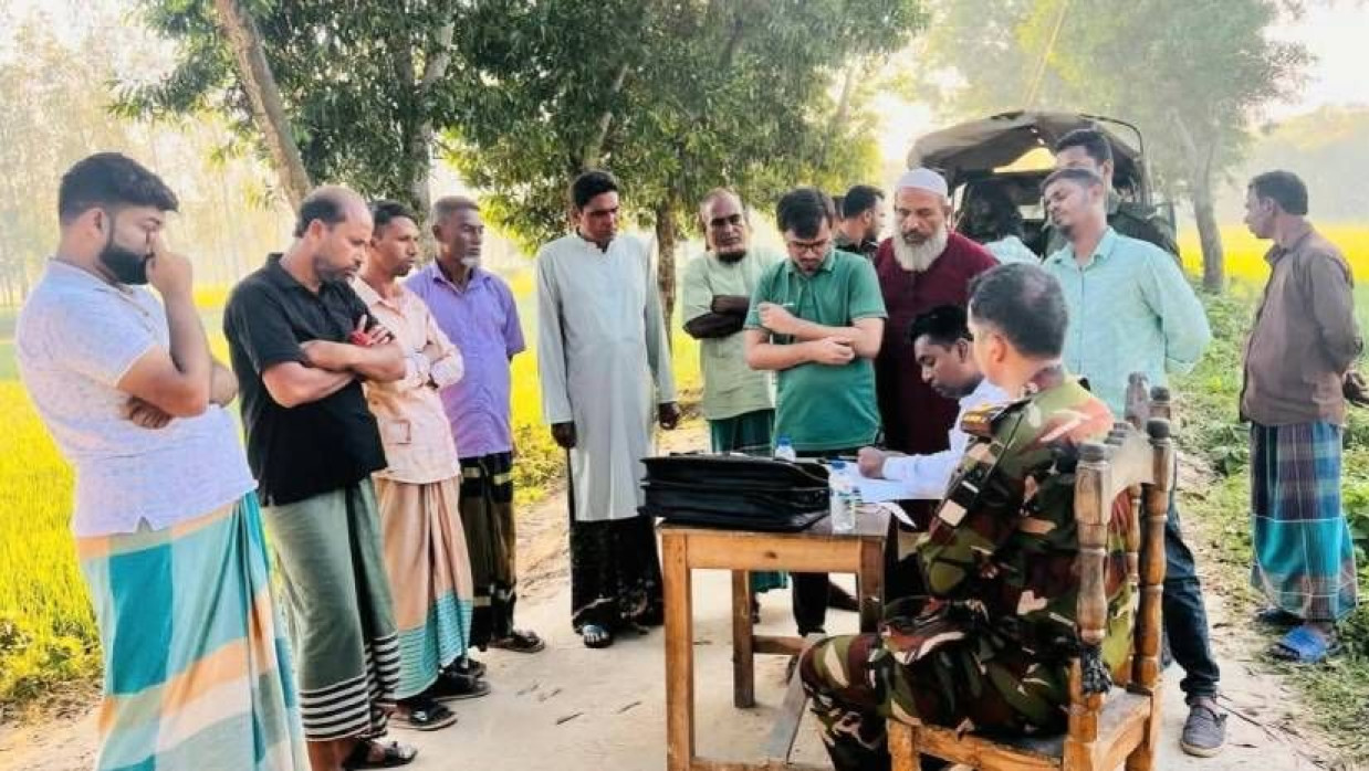 অবৈধভাবে সিলিকা বালু উত্তোলনের দায়ে সাতজনকে ভ্রাম্যমাণ আদালত বিভিন্ন মেয়াদে কারাদণ্ড ও সাড়ে ৫ লাখ টাকা জরিমানা করেছেন