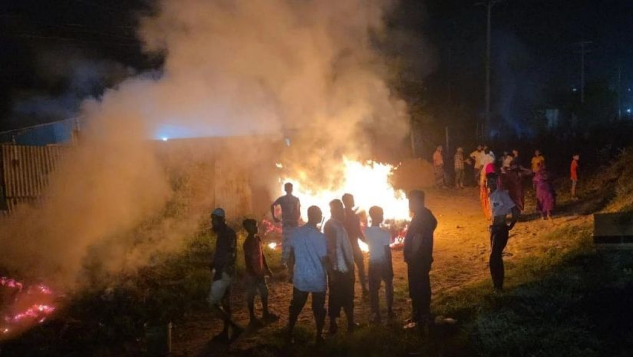 কুমিল্লা-সিলেট মহাসড়ক অবরোধ করে সংঘর্ষে জড়ায় গ্রামের দুগোষ্ঠী