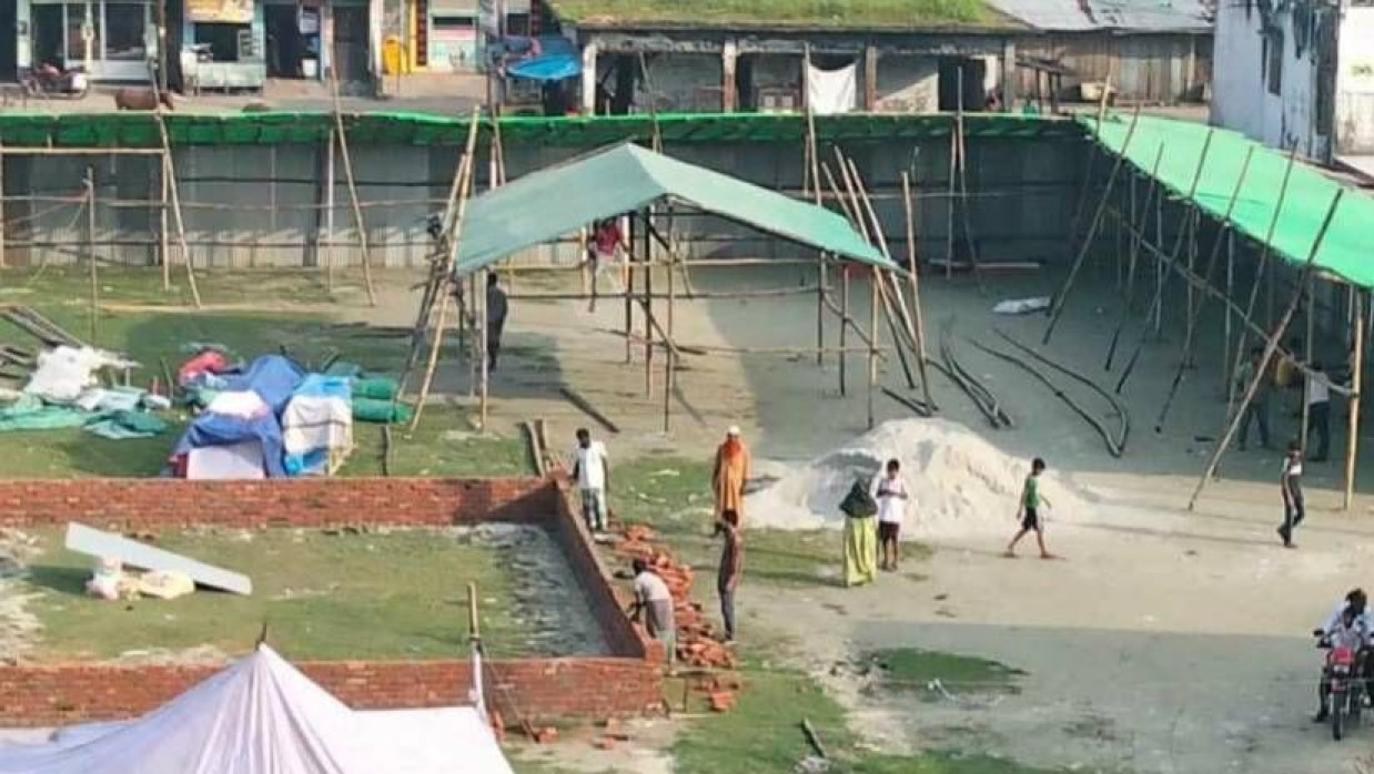বাউফল পৌর শহরের পাবলিক মাঠ কাম মিনি স্টেডিয়ামে মিনি বাণিজ্য মেলার আয়োজনের জন্য পাকা স্থাপনা নির্মাণ করা হচ্ছে