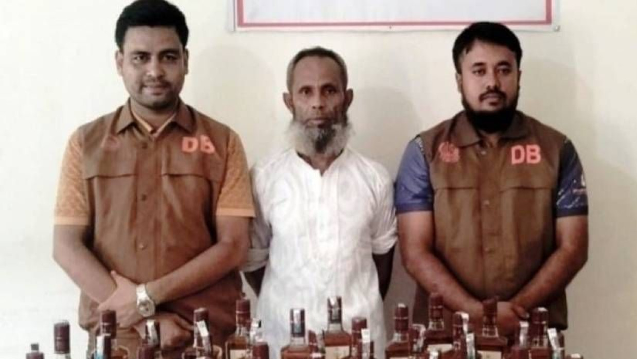 মদসহ গ্রেপ্তার মাদক ব্যবসায়ী