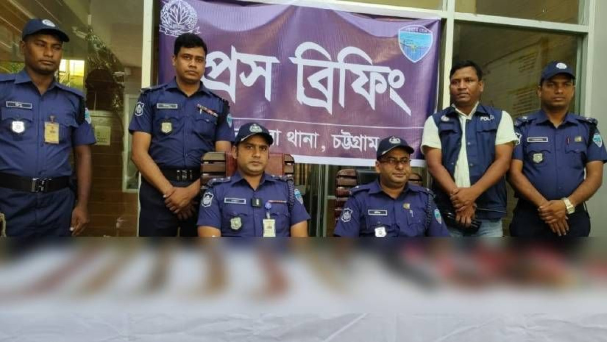 সংবাদ সম্মেলনে কথা বলছেন পুলিশ সদস্যরা