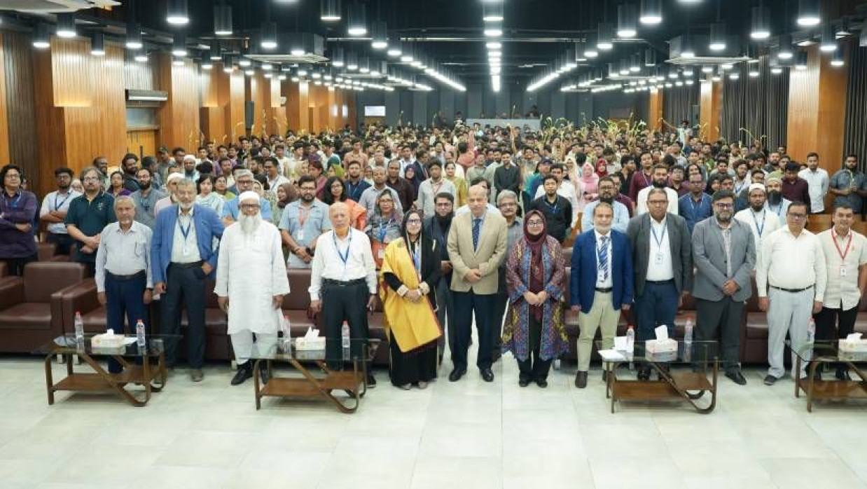 বিশ্ববিদ্যালয়ের মাল্টিপারপাস হলে নবীনবরণ অনুষ্ঠিত হয়