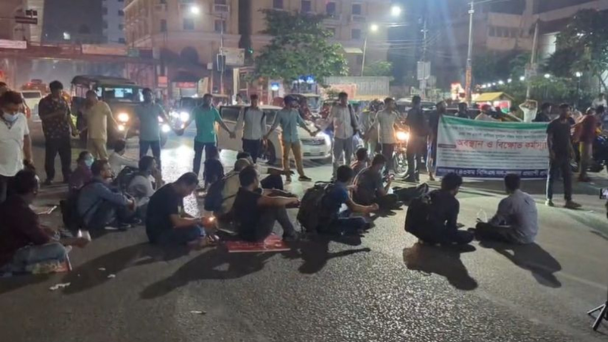 ৪৩তম বিসিএসের নন-ক্যাডার চাকরিপ্রত্যাশী প্রার্থিদের বাংলামটর অবরোধ