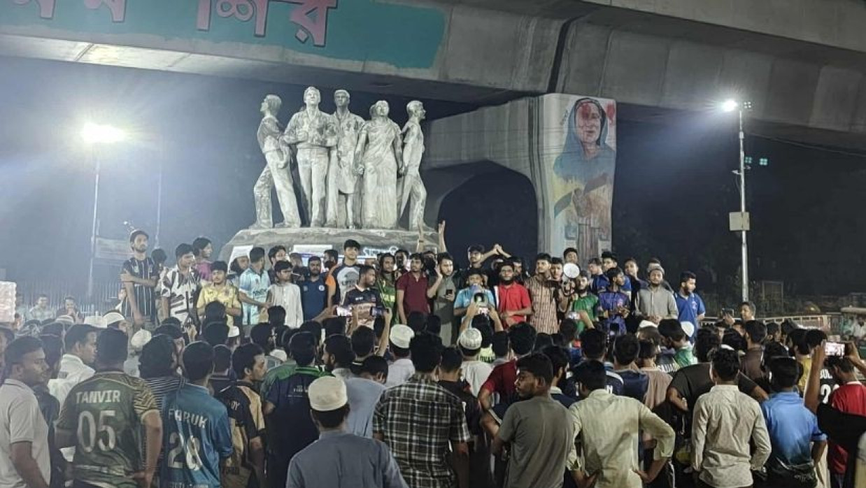 'ইসকন’ নিষিদ্ধের দাবিতে ঢাবিতে বিক্ষোভ 