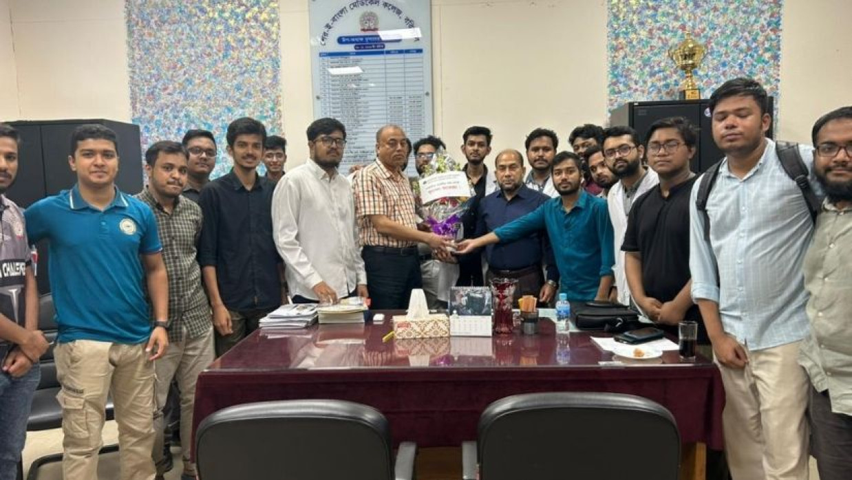 ছাত্রদলের নতুন কমিটি উপাধ্যাক্ষের সঙ্গে শুভেচ্ছা বিনিময় করে