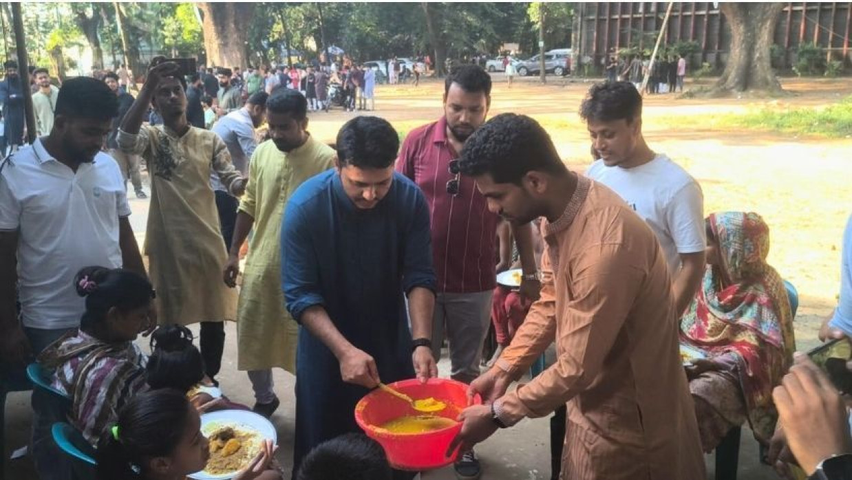 পথশিশুদের খাবার বিতরণ ছাত্রদল নেতা রাজুর