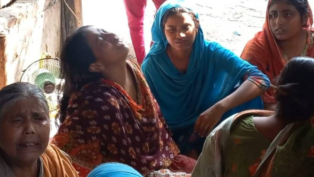 নিহতের স্বজনদের আহাজারী। শুক্রবার সকালে পাবনার ফরিদপুর উপজেলার মধ্য পুংগলী গ্রামে