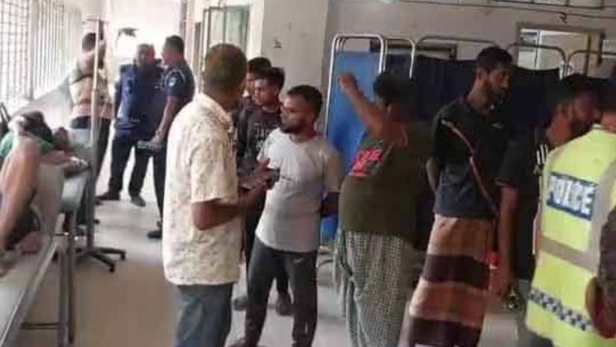 উপজেলা স্বাস্থ্য কমপ্লেক্সে চিকিৎসা নিচ্ছেন আহতরা