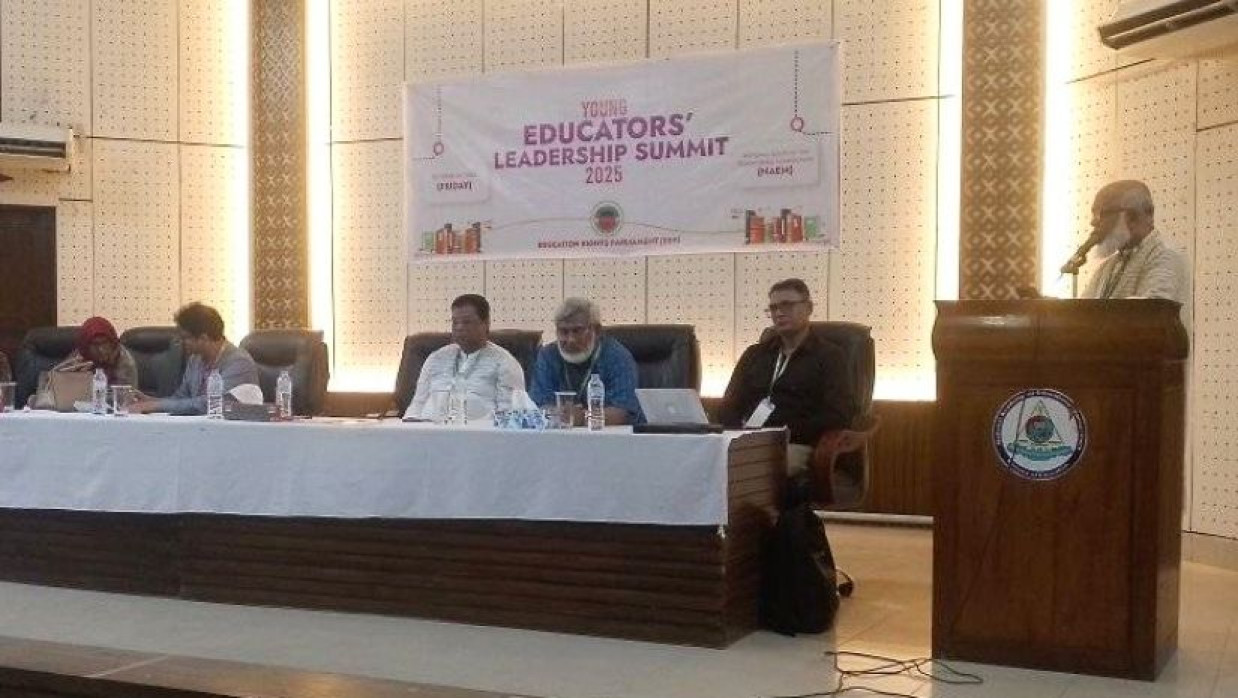 বক্তব্য রাখছেন মাদ্রাসা ও কারিগরি বিভাগের সাবেক সচিব খ ম কবিরুল ইসলাম