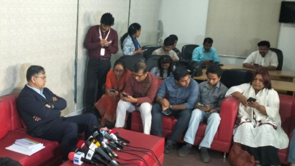 গুলশানে সাংবাদিকদের সঙ্গে কথা বলছেন সালাহউদ্দিন আহম