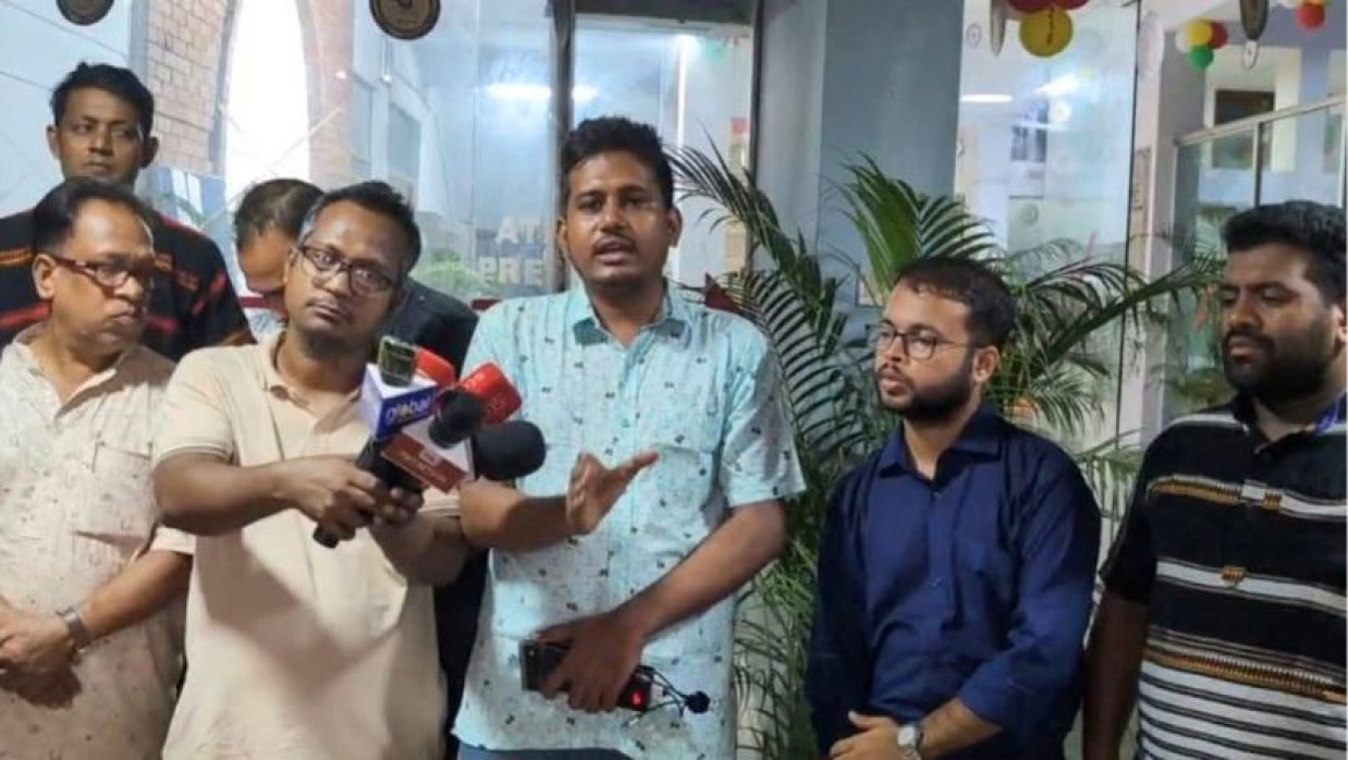 বক্তব্য রাখছেন প্রার্থীরা