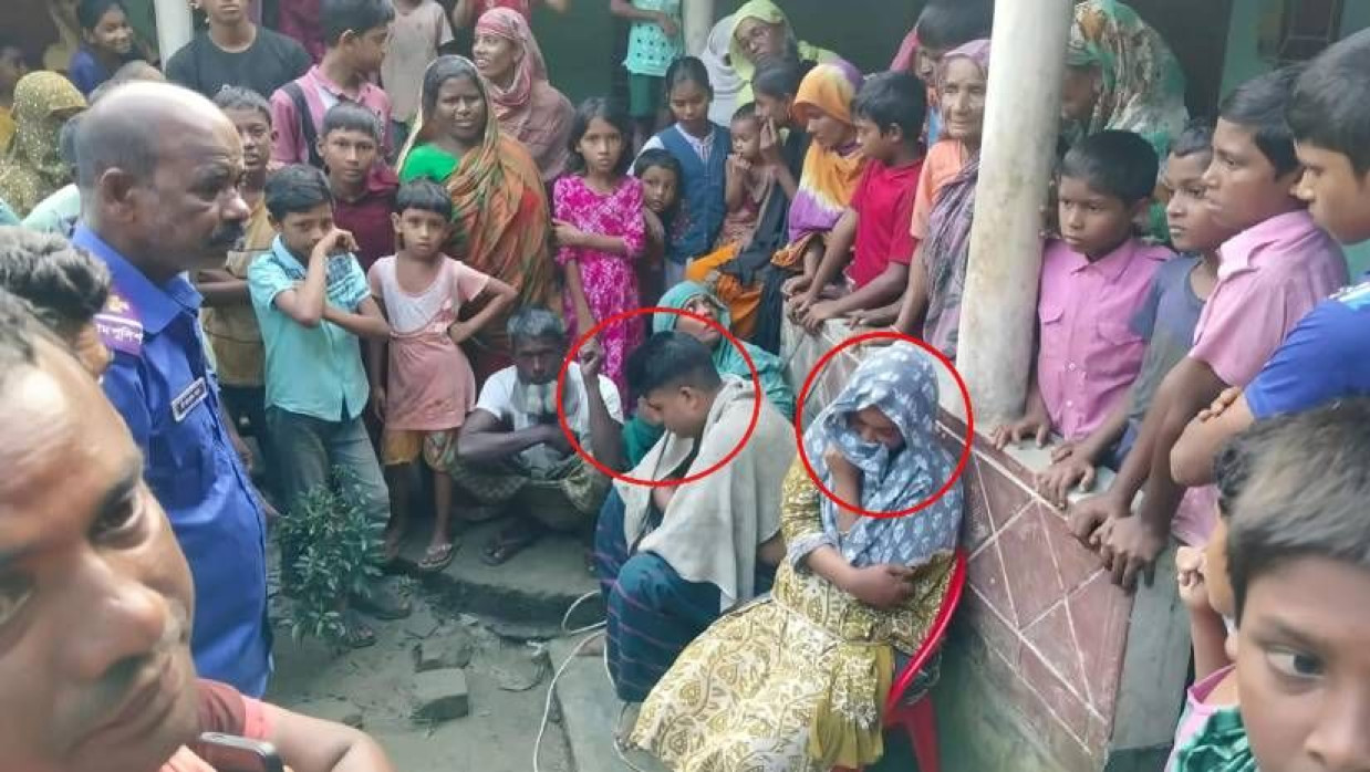 পুলিশ সদস্য ইমরুল কায়েস ও প্রবাসীর স্ত্রীকে (লাল বৃত্ত চিহ্ন) ঘিরে স্থানীয়দের ভিড়