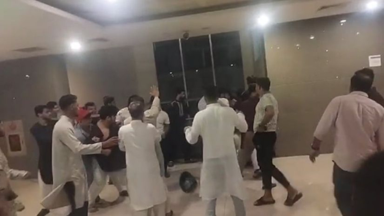 এনসিপির মোহাম্মদপুর থানা ও বংশাল থানার নেতাকর্মীদের মধ্যে সংঘর্ষের ঘটনা ঘটে