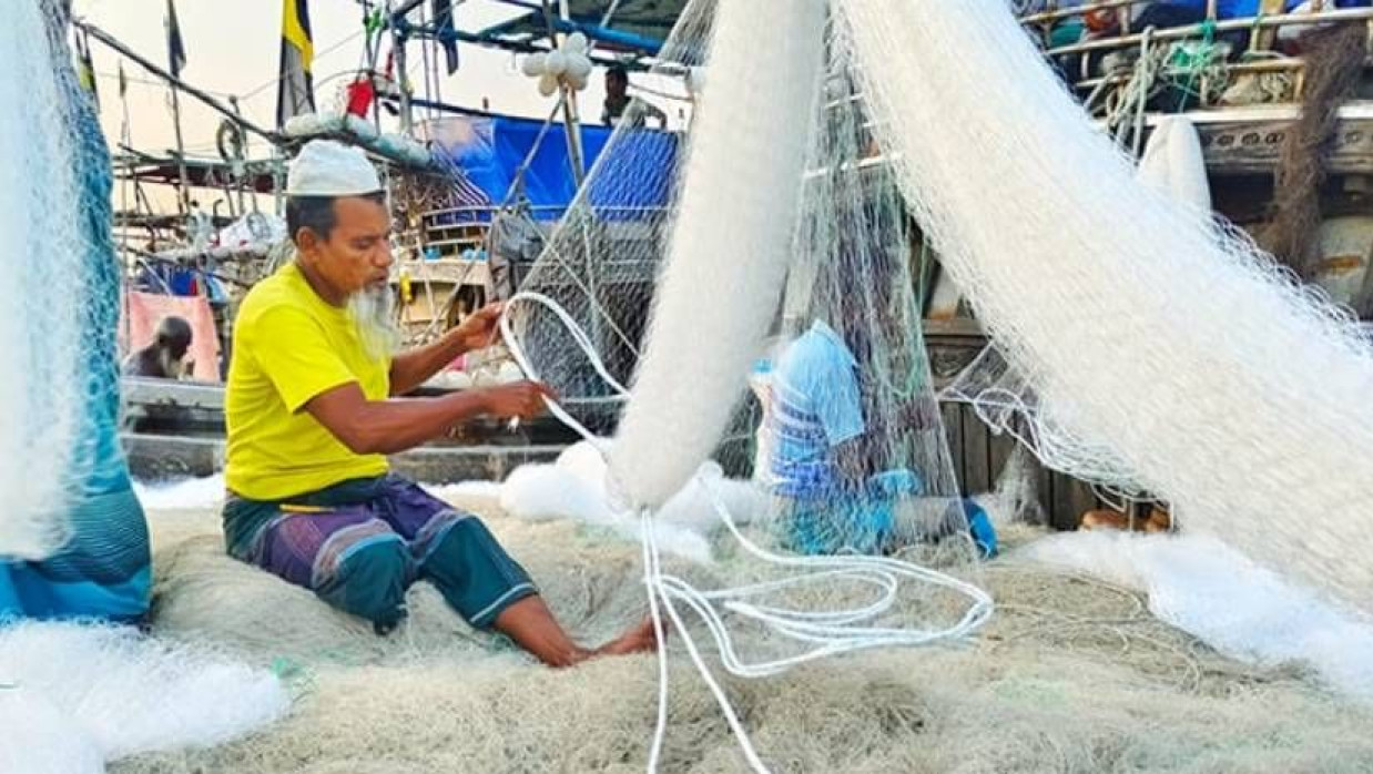 জাল প্রস্তুত করছেন একজন