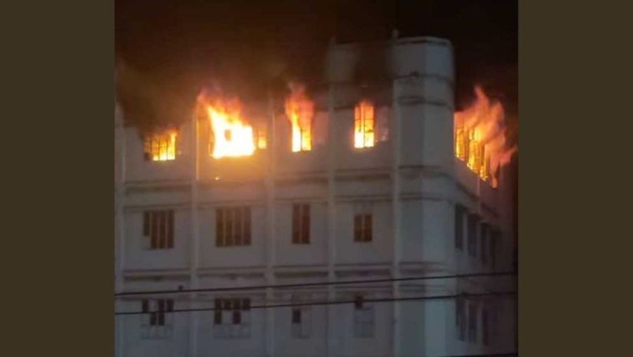 মিরপুরে একটি বহুতল ভবনে আগুন