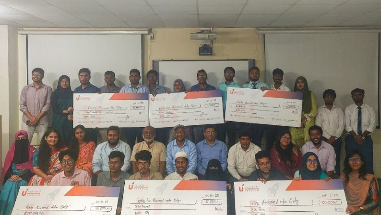 ইনোভেশন হাবে তরুণ উদ্ভাবকরা