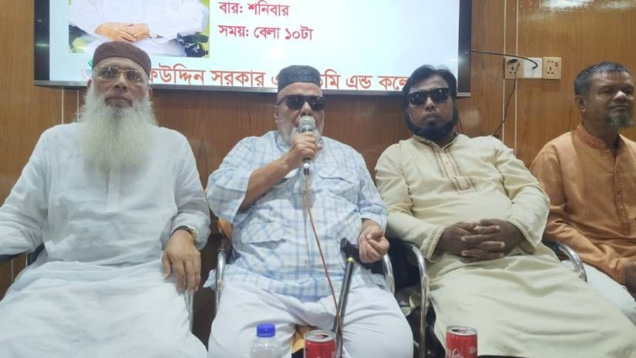 মতবিনিময় সভা বক্তব্য দিচ্ছেন হাসান উদ্দিন সরকার