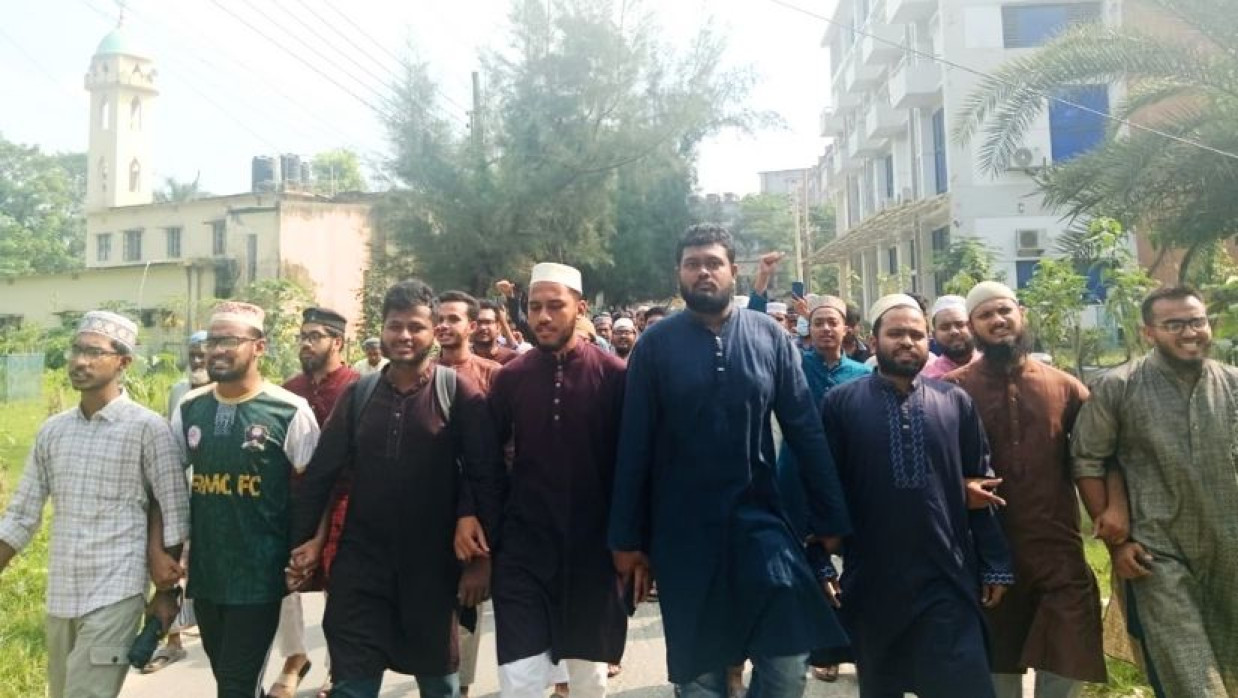 বিক্ষোভকালে শেবাচিম শিক্ষার্থীরা