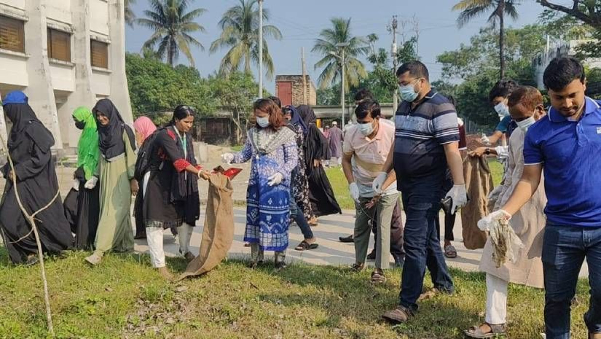 নিজ হাতে সড়ক পরিষ্কার করে বস্তায় ময়লা ফেলছেন ইউএনও মোছা. রনী খাতুন