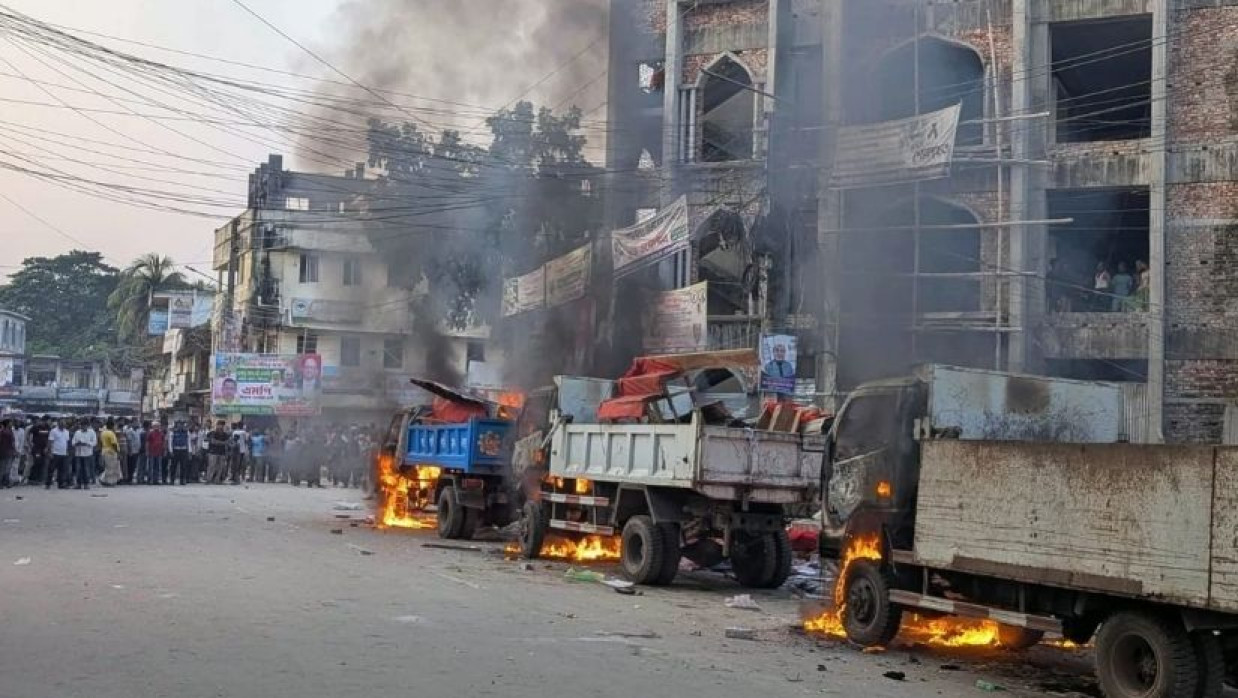 পৌরসভার তিন ট্রাকে অগ্নিসংযোগ