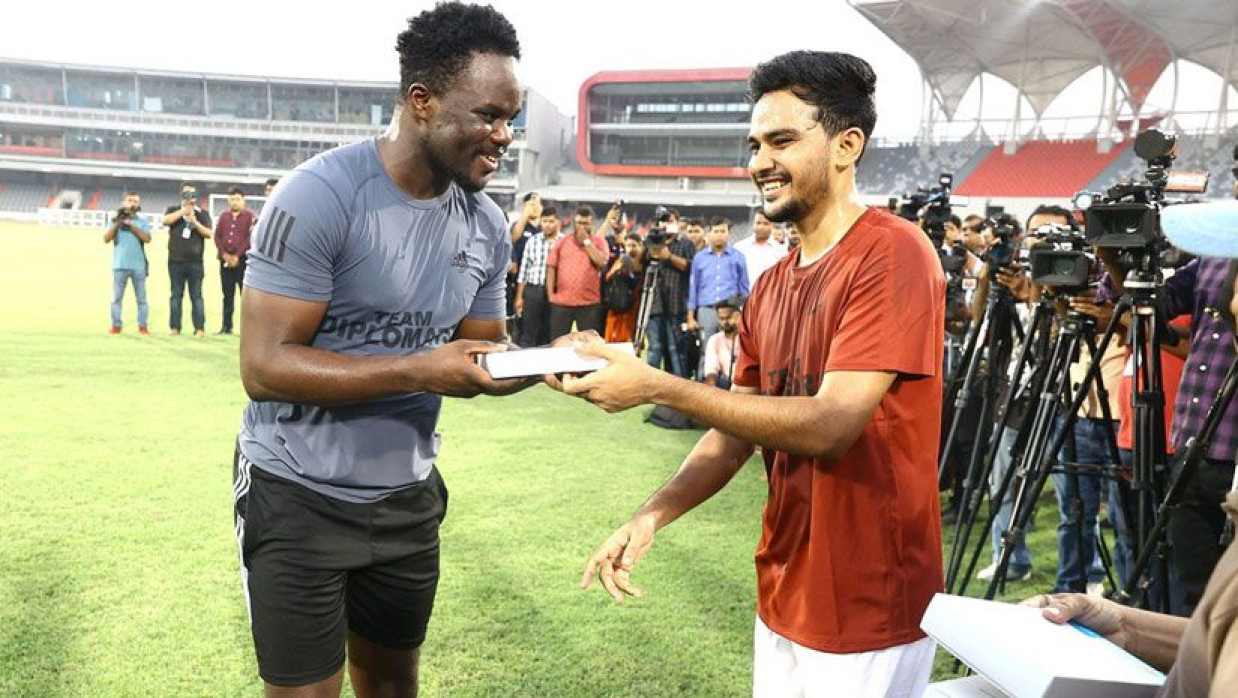 প্রীতি ম্যাচ শেষে ক্রীড়া উপদেষ্টা 