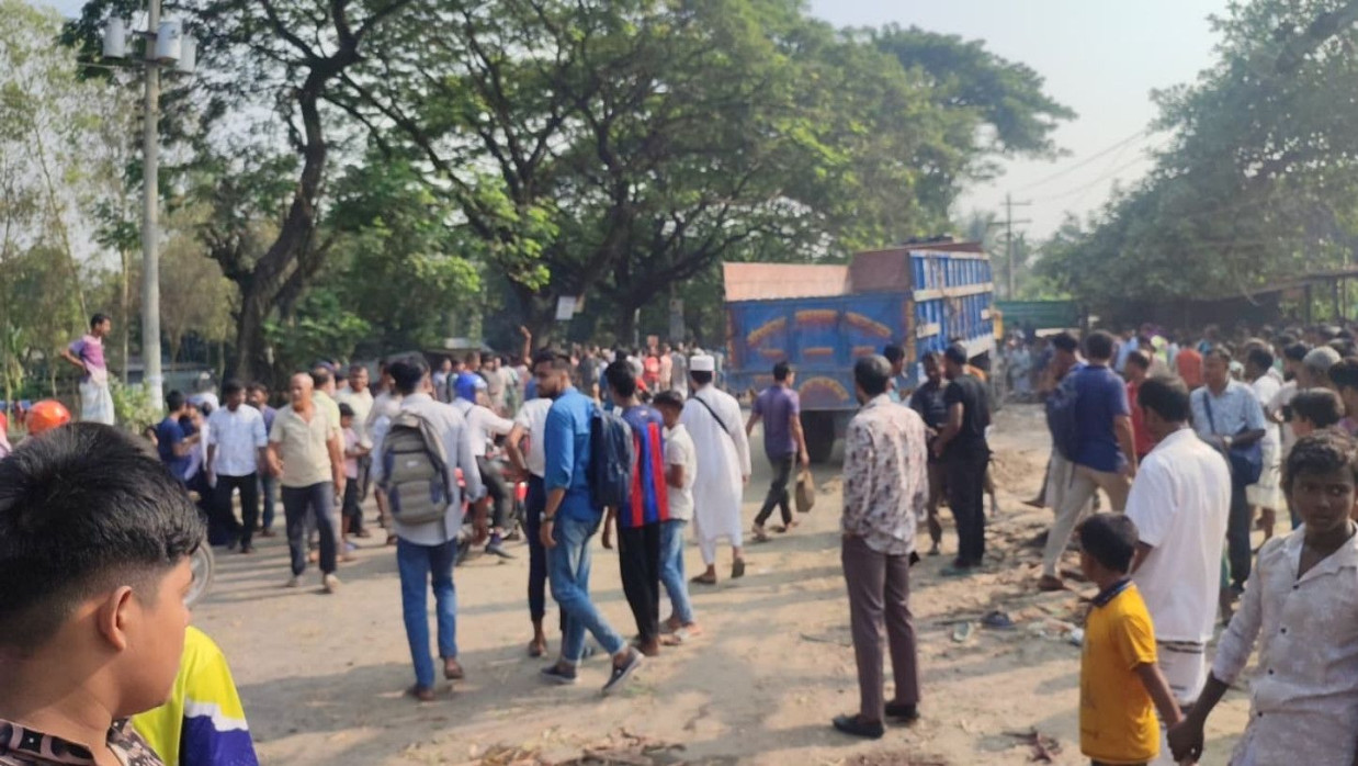 পাবনা সদর উপজেলার গয়েশপুর ইউনিয়নের বাঙ্গাবাড়িয়া এলাকায় ঢাকা-পাবনা মহাসড়কে