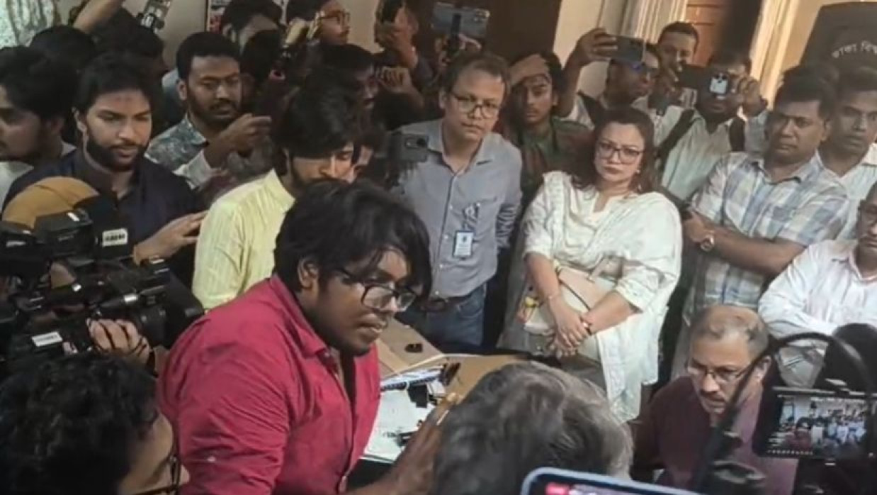 ঢাবির রেজিস্ট্রার বিল্ডিং ঘেরাও