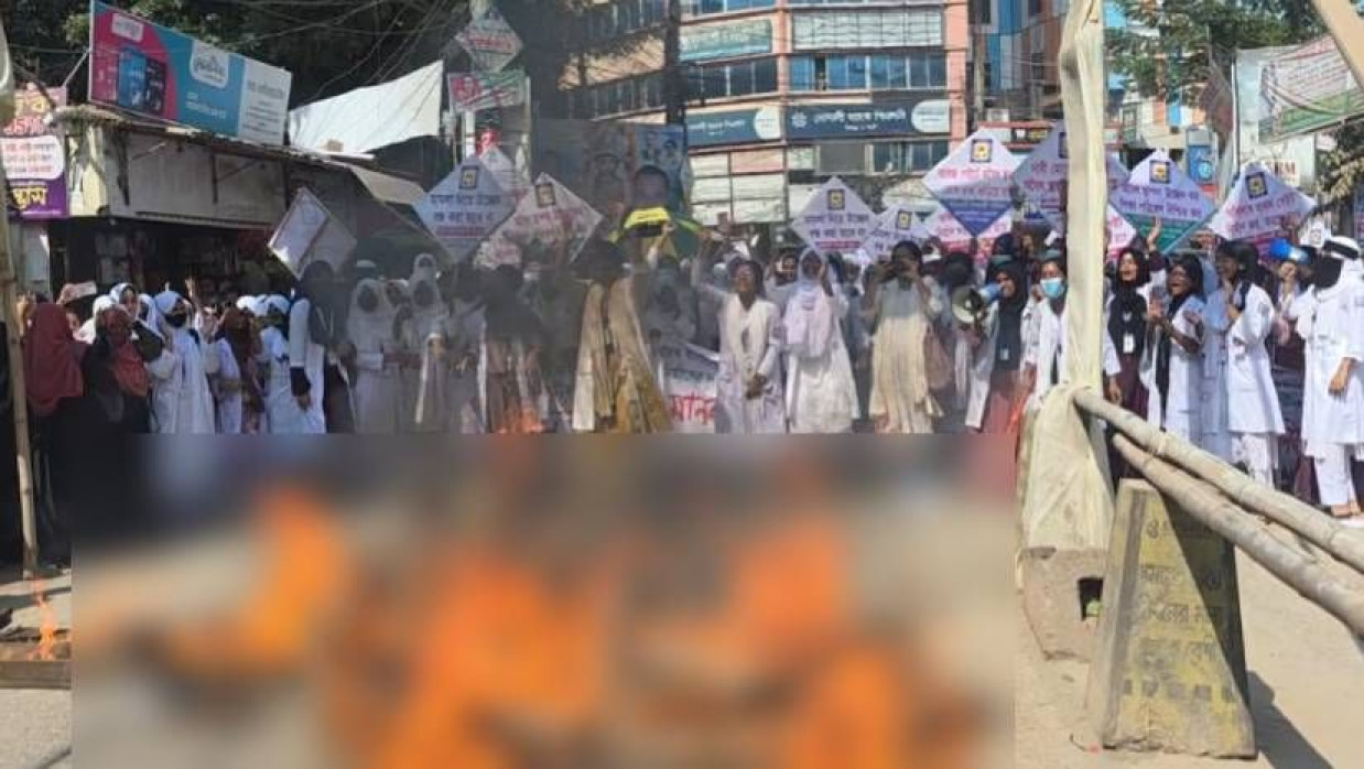 সড়ক অবরোধ করে আগুন জ্বালিয়ে ব্রাহ্মণবাড়িয়া সরকারি মহিলা কলেজছাত্রীদের বিক্ষোভ