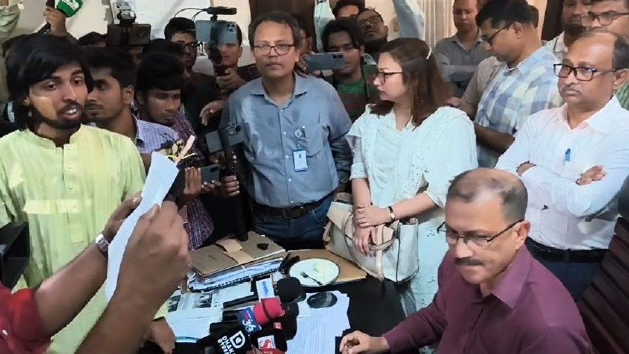 কোষাধ্যক্ষের অফিসে আন্দোলনরত ডাকসু নেতা ও শিক্ষার্থীরা