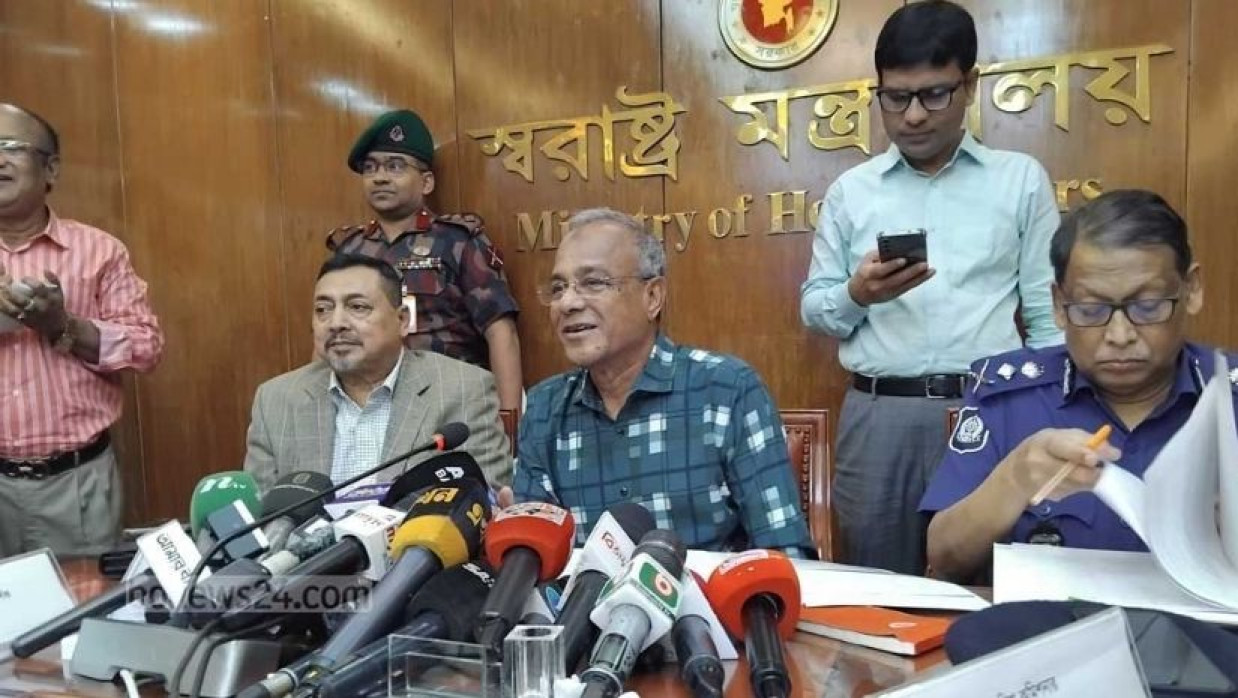 সচিবালয়ে স্বরাষ্ট্র মন্ত্রণালয়ে সাংবাদিকদের সঙ্গে কথা বলেন স্বরাষ্ট্র উপদেষ্টা