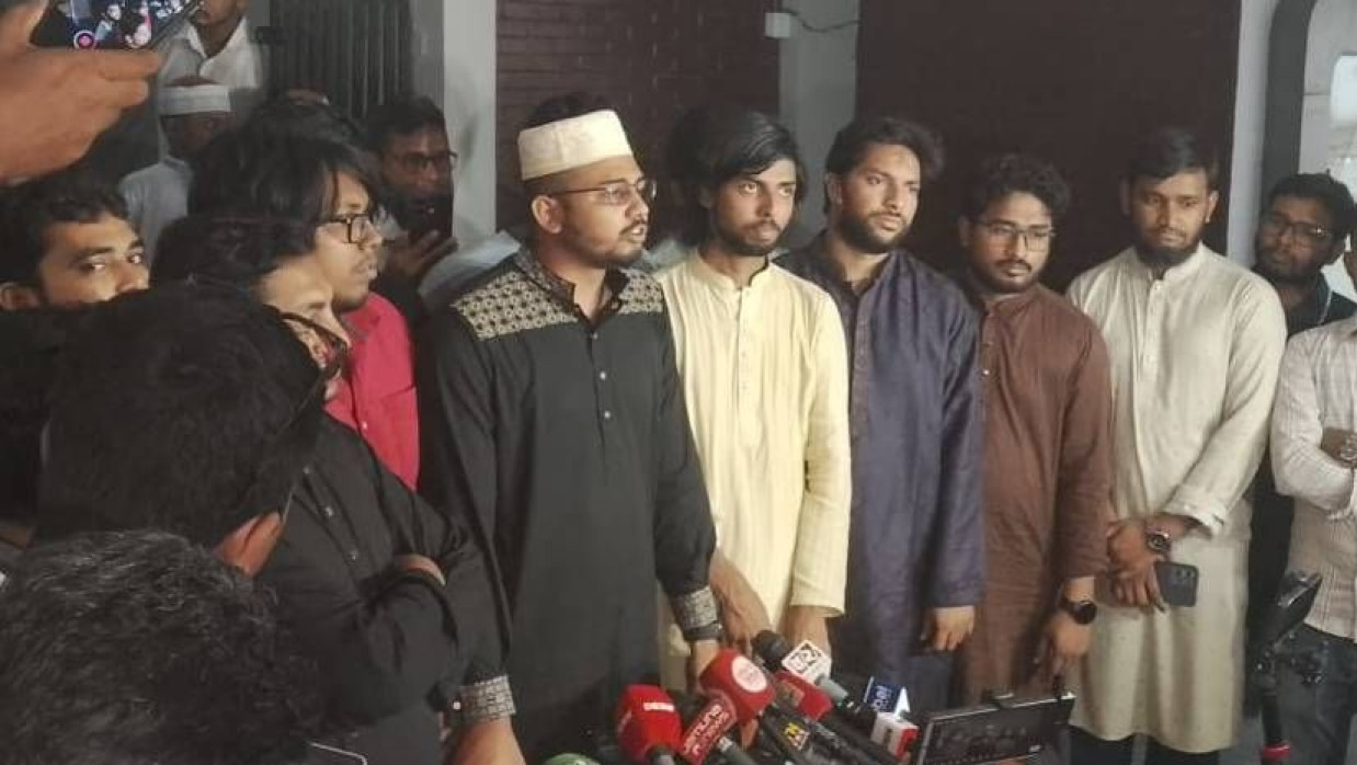 সাংবাদিকদের সঙ্গে কথা বলছেন ডাকসুর এজিএস মহিউদ্দিন খান