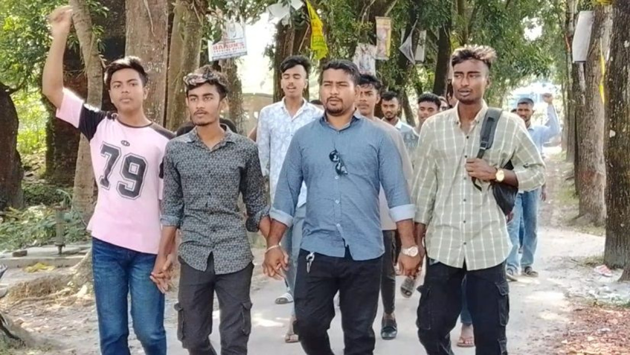 বাগেরহাটের শহীদ স্মৃতি ডিগ্রি কলেজ ছাত্রদলের নেতাকর্মীদের বিক্ষোভ