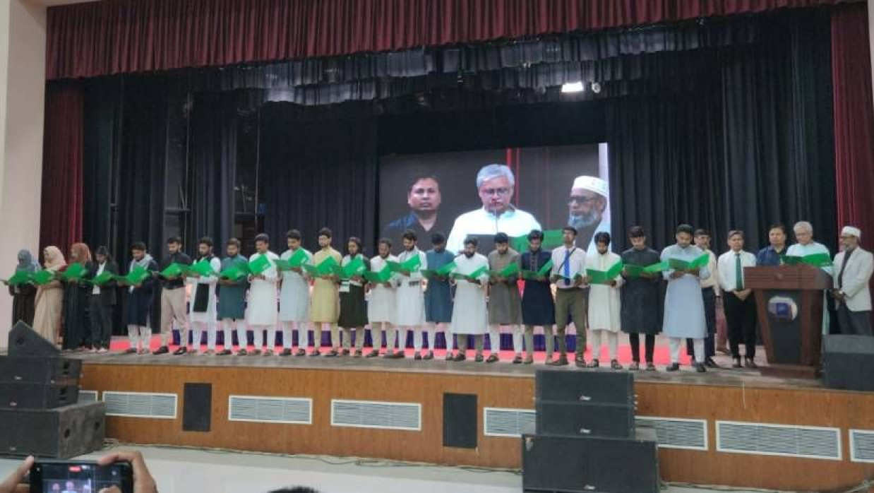 উপাচার্য অধ্যাপক সালেহ হাসান নকীব কেন্দ্রীয় সংসদ ও সিনেট ছাত্র প্রতিনিধিদের শপথবাক্য পাঠ করান